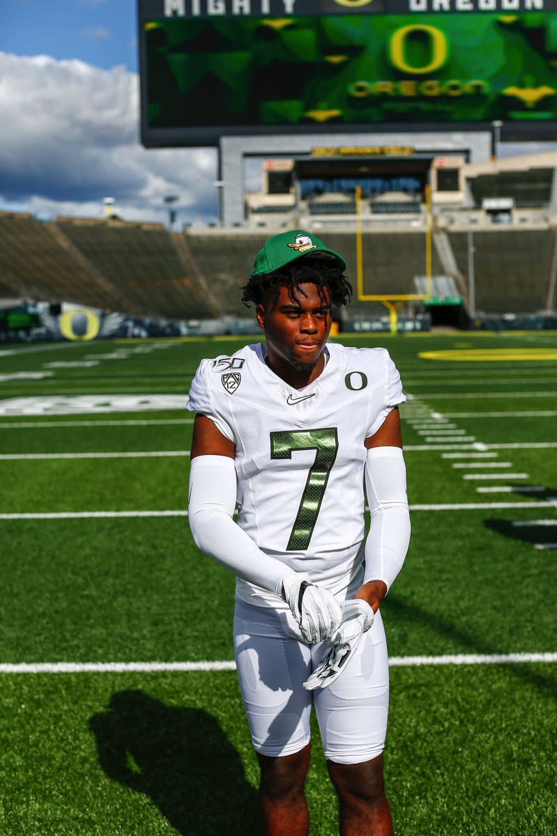 Landon Hullaby rocks a Duck hat and all-white uniforms during his official visit to Oregon.